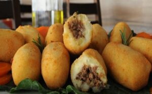 Bolinhos de Batata com Recheio de Carne